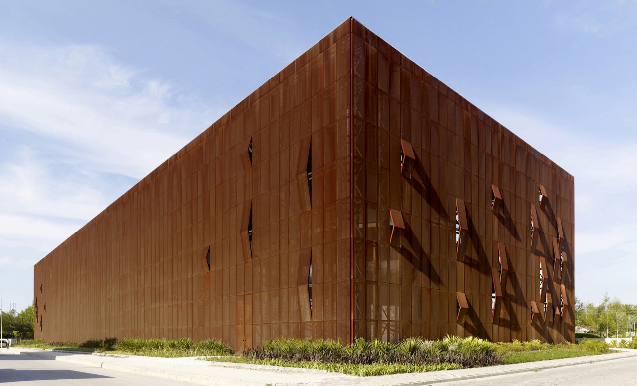 The Raif Dinçkök Yalova Cultural Center uses weathering steel to give it a rusted look.