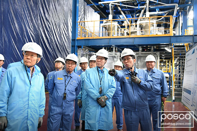 Kwon and other POSCO executives learn about the current status of anode materials production at POSCO Chemtech.