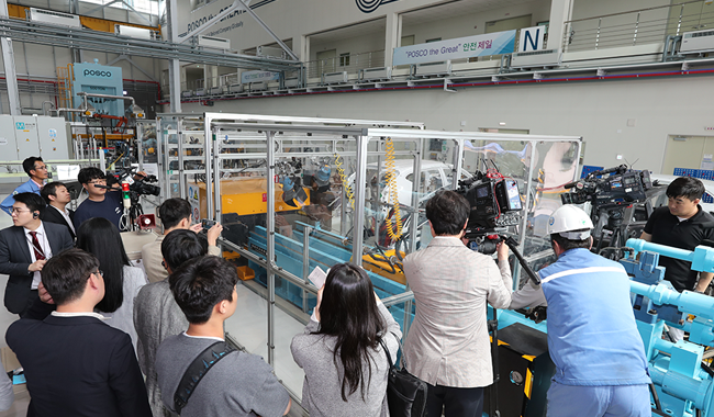 The press and participants watch a demonstration at POSCO’s Global R&D Center in Incheon