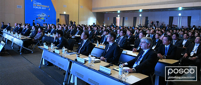Hundreds of participants sit and listen to presentations at the 2017 Global EV Materials Forum.
