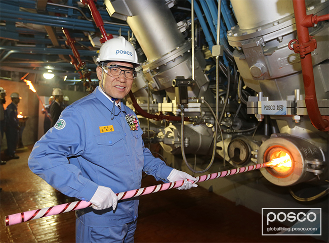 POSCO CEO Kwon Ohjoon fires up Pohang Blast Furnace No.3 during the opening ceremony.