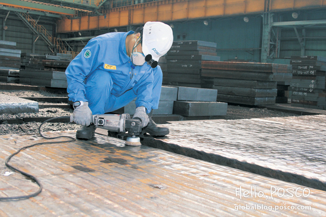 Han Woo-sik, of Material Quality Management Team, is removing scales at Pohang 4th Continuous Casting Area’s Correction Yard