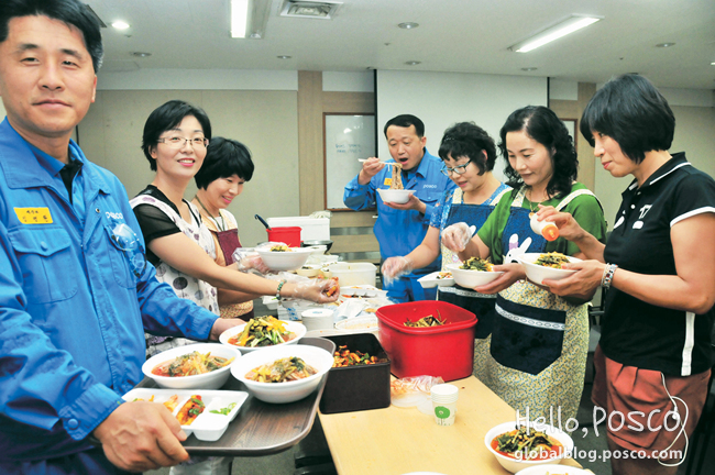 Gwangyang Steelworks’ employees at Iron Making Division are chilling themselves with ice-creams during the break