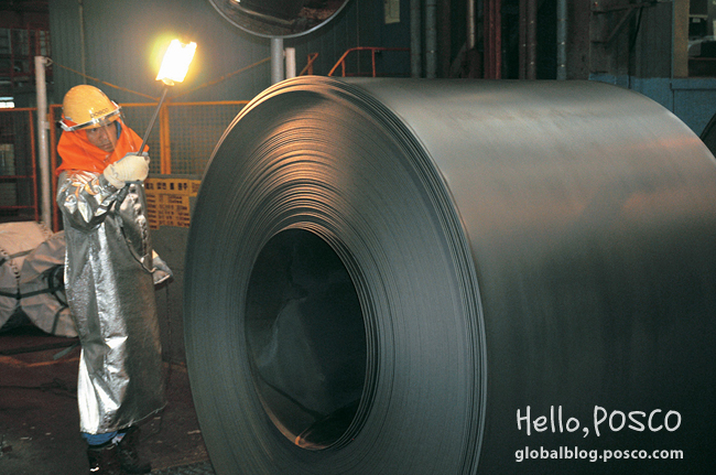 An employee at Gwangyang 2nd Wire Rod Factory checks flaws on 500℃ how coils 