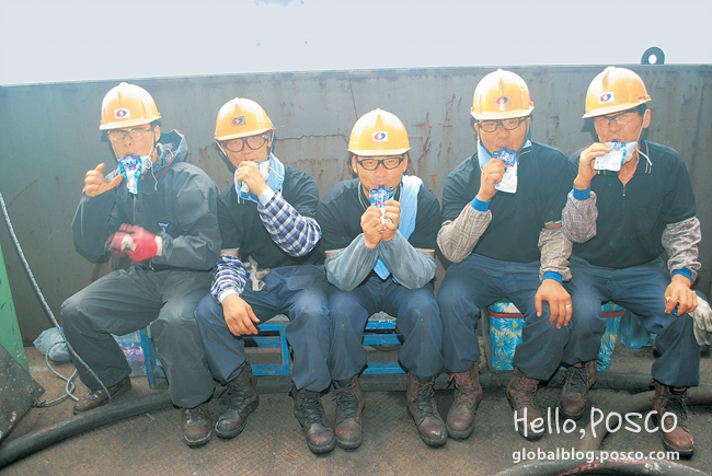 Gwangyang Steelworks’ employees at Iron Making Division are chilling themselves with ice-creams during the break