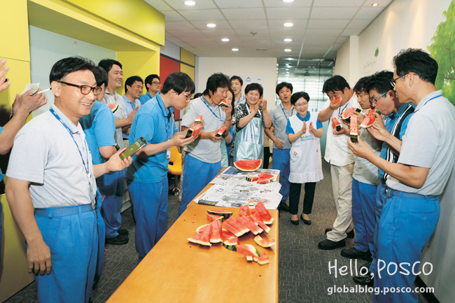 Employees at Gwangyang Steelworks’ Chemical Division are wiping their faces near the hot-aired 5th Cokes Furnace 