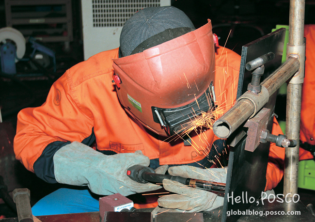 Kim Hyun-soo, Pohang Steelworks Main Maintenance Division, is operating a special welding in a mask and gloves