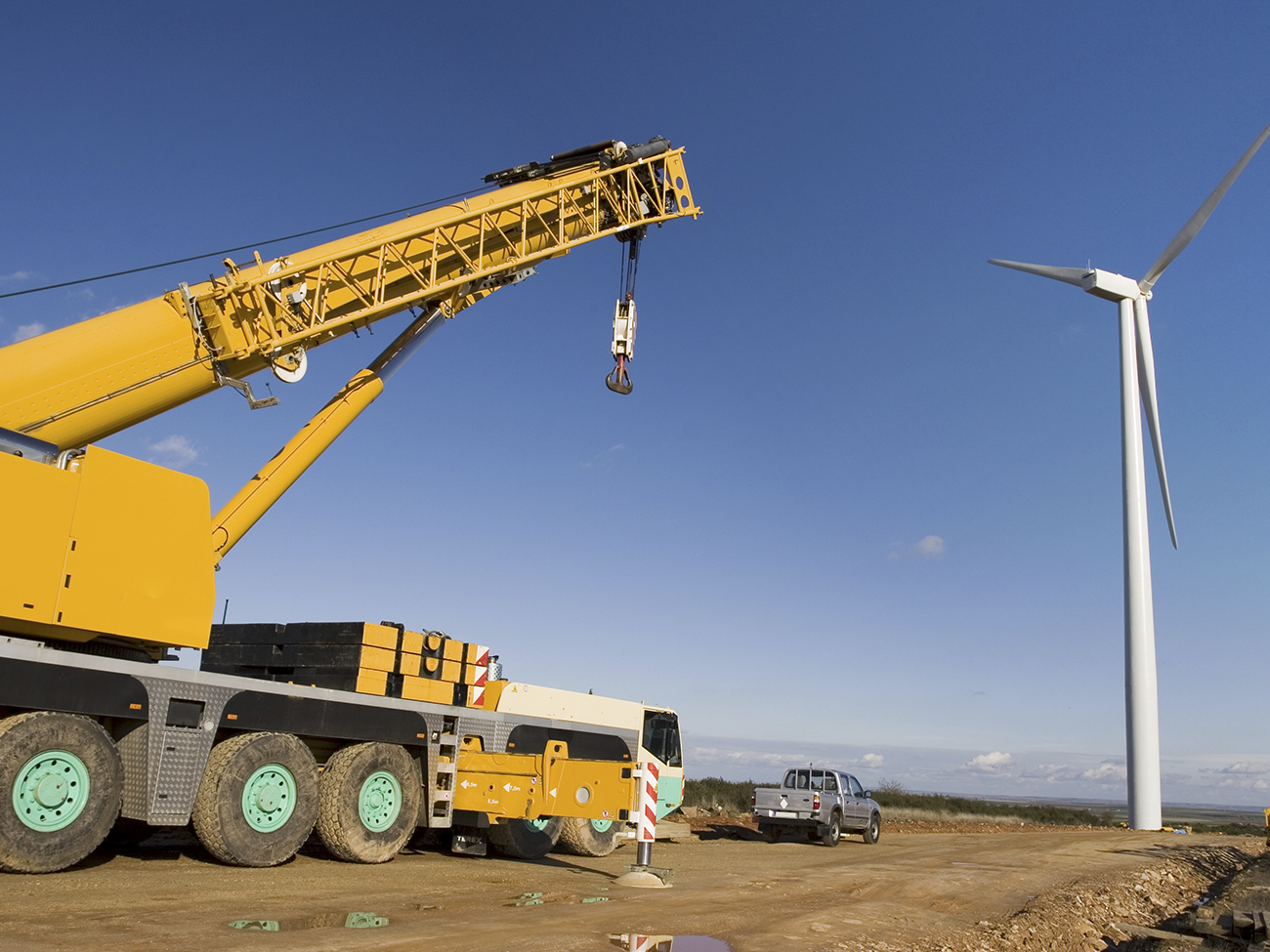 Heavy Lifting Made Easy with Steel Cranes_2