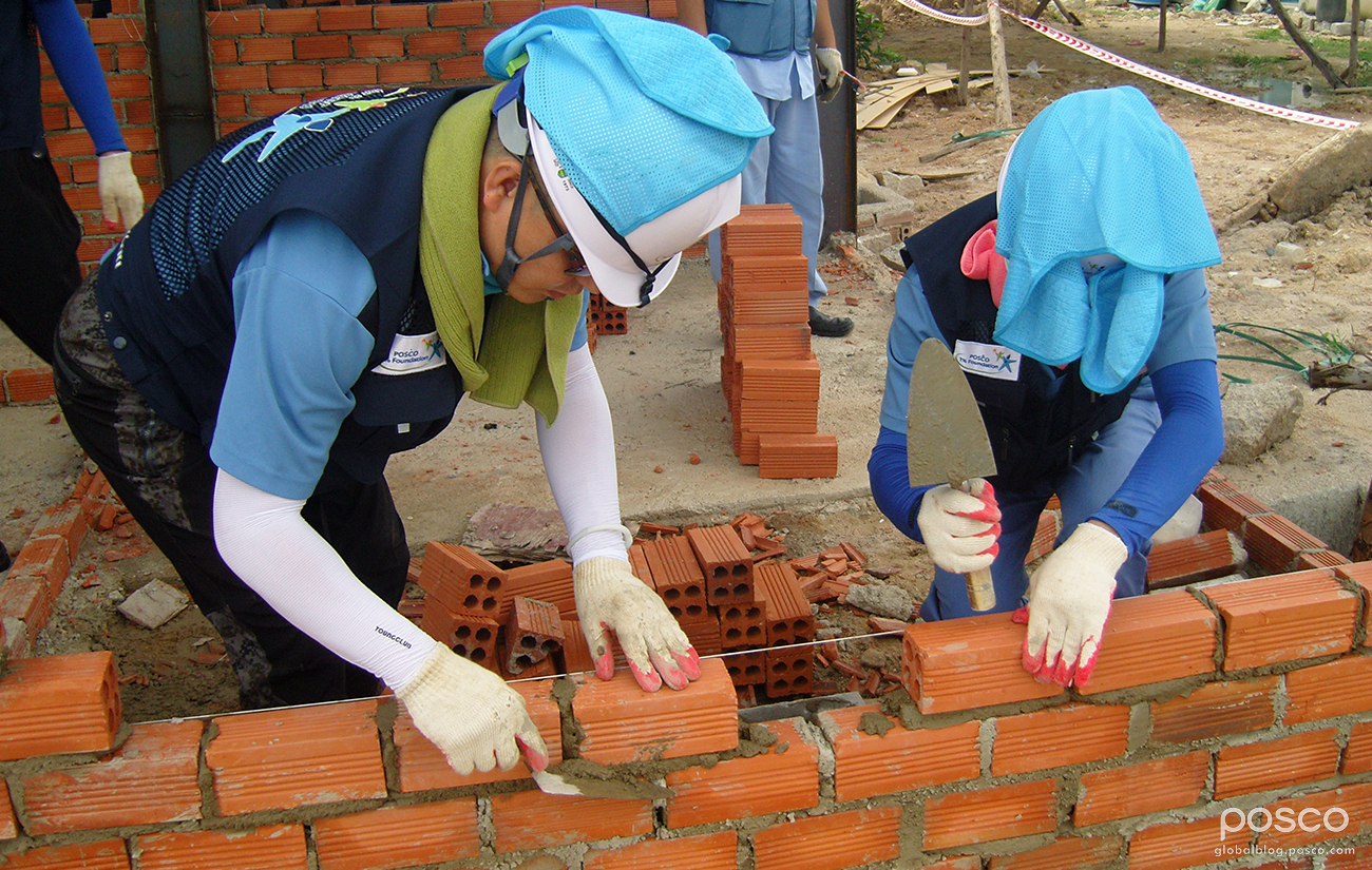 POSCO's Global Volunteers Spend a Warm-Hearted