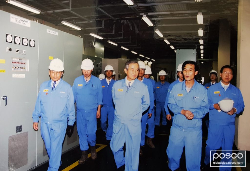 Nam Tae-Gyu walks through the fire prevention system at POSCO’s Steel Mill 1 with executives and employees.