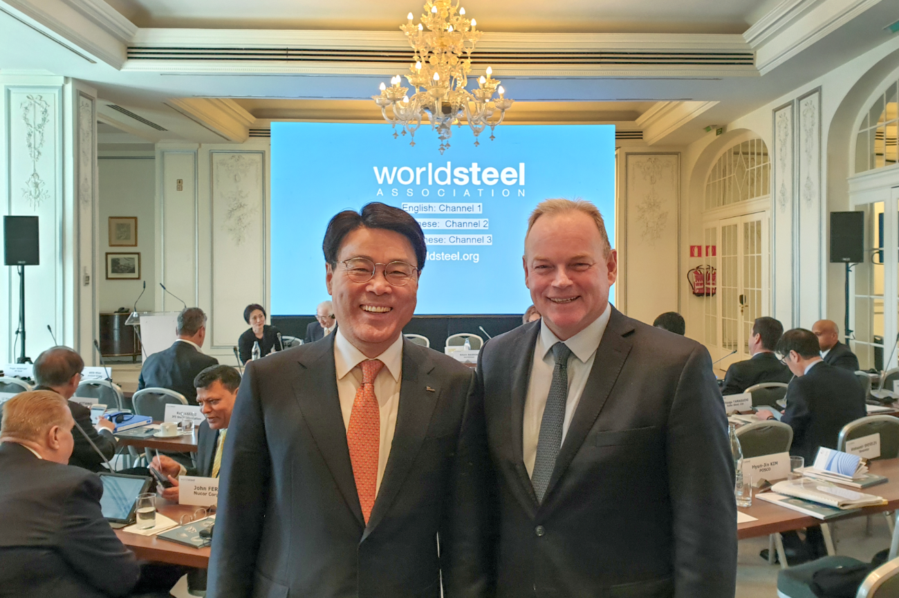 CEO Jeong-Woo Choi pictured with the worldsteel Chairman André Johannpeter (Executive Vice Chairman, Gerdau S.A.) at the worldsteel annual meeting held in Madrid, Spain