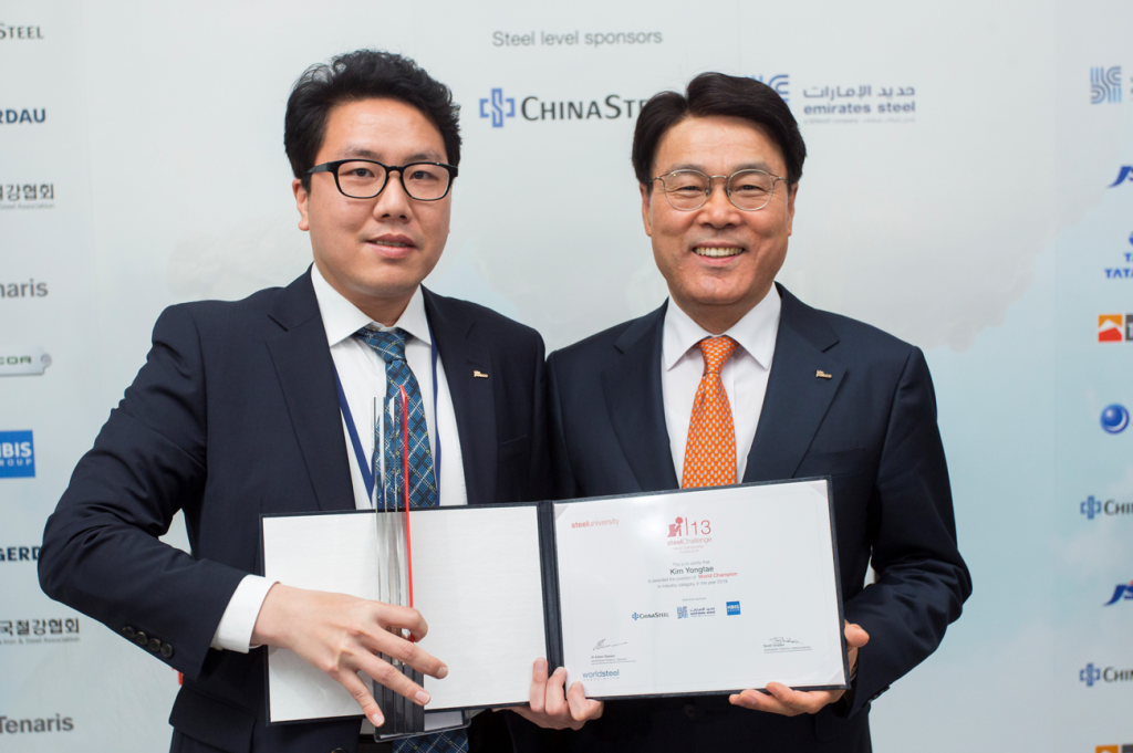  POSCO CEO Jeong-Woo Choi (right) pictured with the final winner of the world championship of the 13th steelChallenge, Yong-Tae Kim of Pohang Steelworks