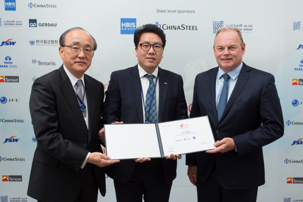  The SteelChallenge World Champion Yong-Tae Kim of Pohang Steelworks (center) with Koji Kakigi (pictured left – worldsteel Education and Training Committee Chairman & JFE Steel Corp. CEO) and worldsteel Chairman André Johannpeter (pictured right – Gerdau S.A. Executive Vice Chairman)
