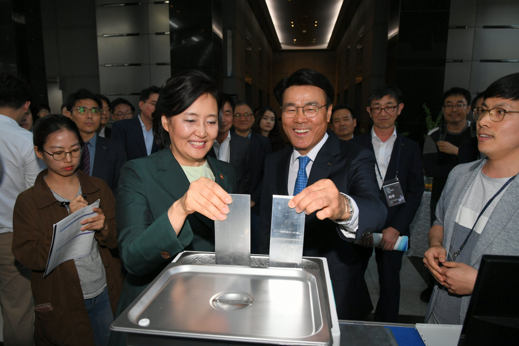 POSCO CEO Jeong-Woo Choi and the MSS Minister Young-Sun Park offering public demonstration of a product presented by one of IMP participant companies.