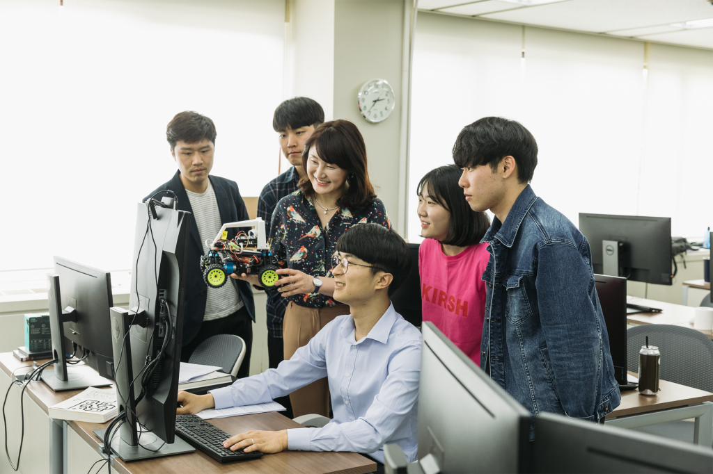 POSCO AI-Big Academy Students at work with POSTECH faculty