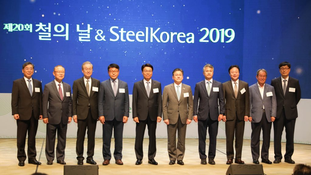 ▲ POSCO CEO Jeong-Woo Choi (fifth from the left) who also holds the Chairmanship of KOSA is pictured here along with the key industry stakeholders who attended the event. Seung-Il Cheong, the Vice Minister of the MOTIE was also present – pictured here on CEO Jeong-Woo Choi’s left)