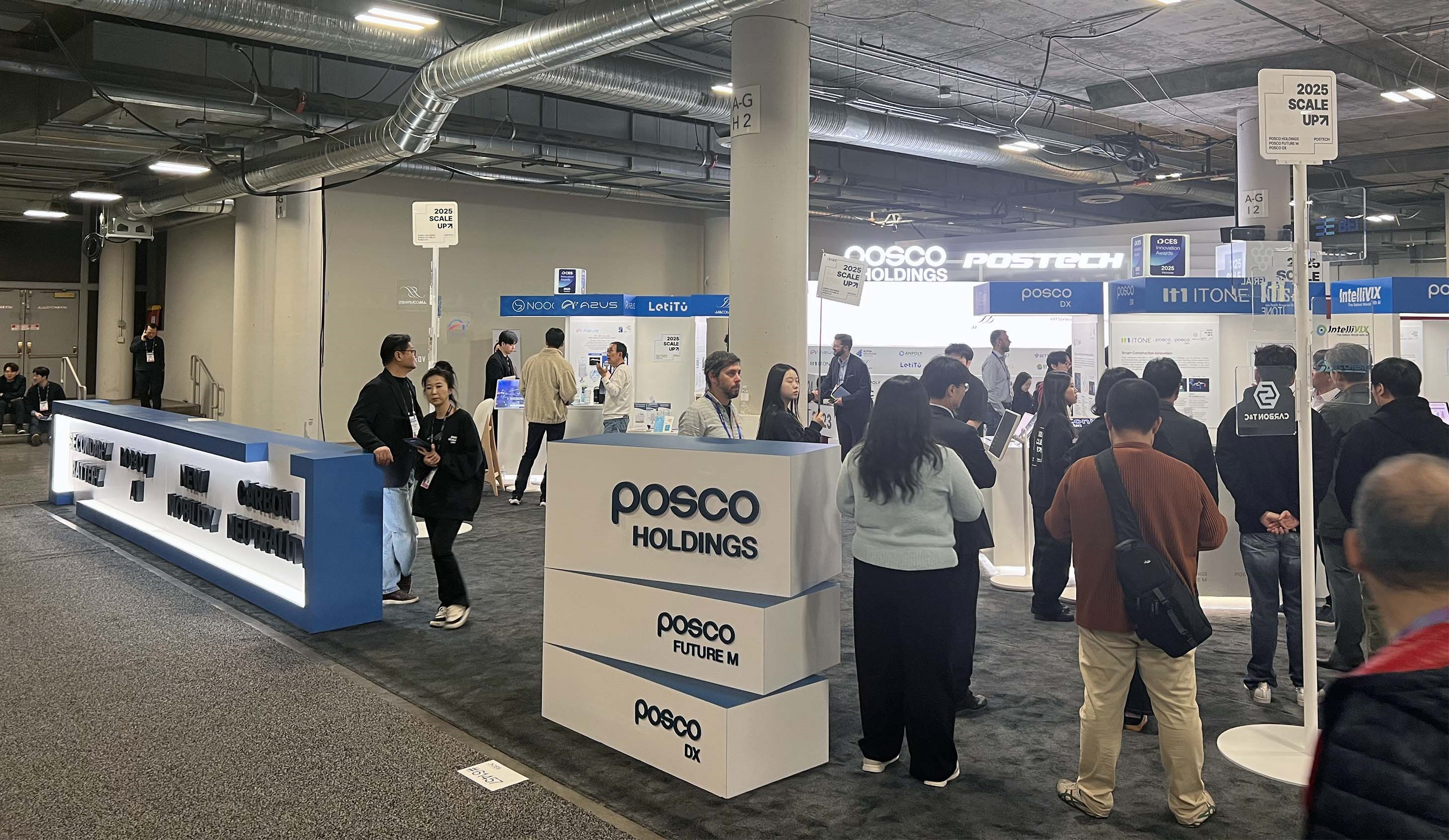 At the CES 2025 POSCO GROUP-POSTECH joint exhibition hall, visitors are viewing the booths of participating companies.