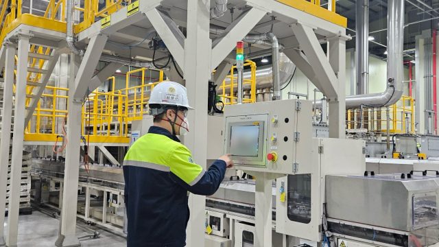 ▲POSCO Future M researcher is testing the production of LMR cathode material products at Sejong Institute's pilot plant.