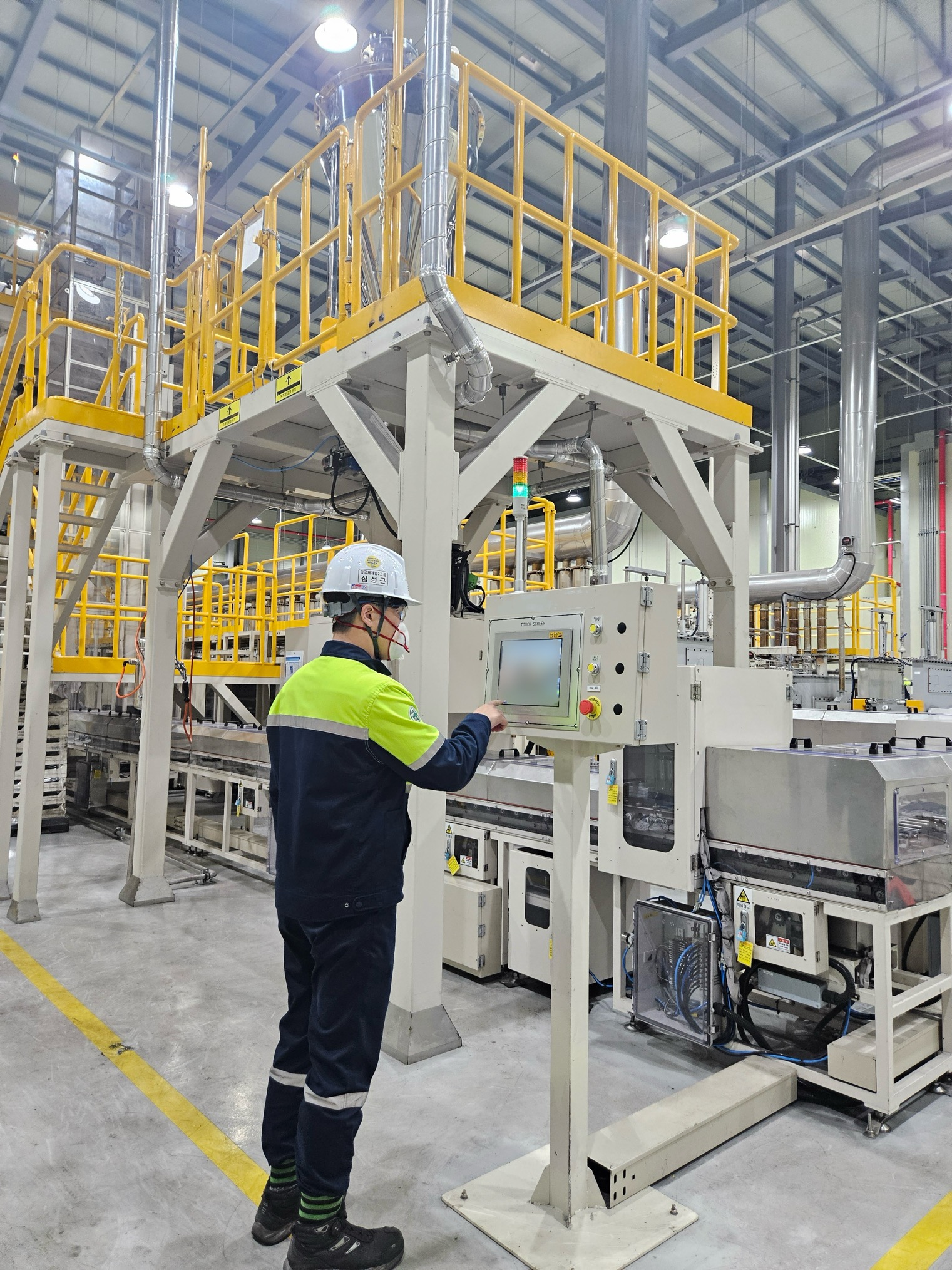 ▲POSCO Future M researcher is testing the production of LMR cathode material products at Sejong Institute's pilot plant.