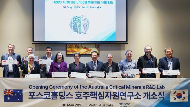 ▲POSCO Holdings held the opening ceremony for the Australia Critical Minerals R&D Lab in Perth, Western Australia, on May 30. From left: Will Milstead, Rio Tinto CFO; John Stanning, PLS Head of Development; Professor Joe Elphick Huang, Curtin University; Ben Ellis, BHP Sustainability Executive; Miriam Stanborough, MRIWA Board Chair; Faye Duda, Honorary Consul to Australia; Chairman In-hwa Chang; Lewis Fisher, CSIRO Mineral Resources Director; Professor Marco Fiorentini, University of Western Australia; Professor Alex Nicholoski, Murdoch University; Ki-soo Kim, POSCO N.EX.T Hub Director.