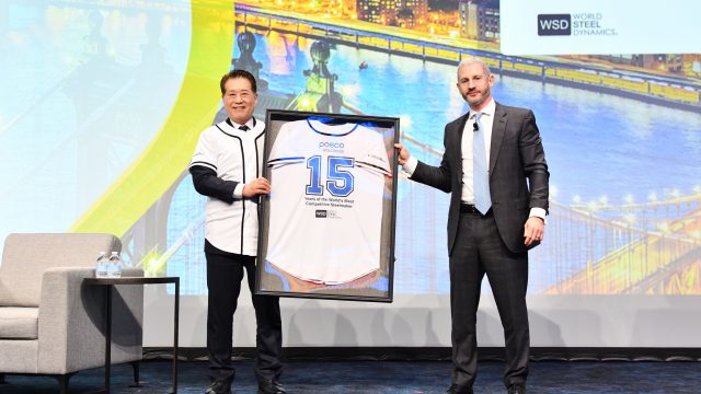 ▲POSCO Group Chairman In-hwa Chang (left) poses for a commemorative photo after receiving a specially crafted WSD Hall of Fame plaque in the form of a baseball jersey from WSD CEO Philipp Englin at the WSD Forum held in New York on June 18 (local time).