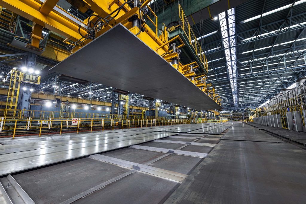 ▲High-manganese steel plates stacked at the heavy plate mill