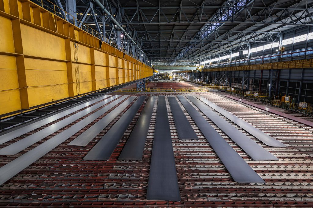 ▲High-manganese steel being transported using a vacuum suction crane