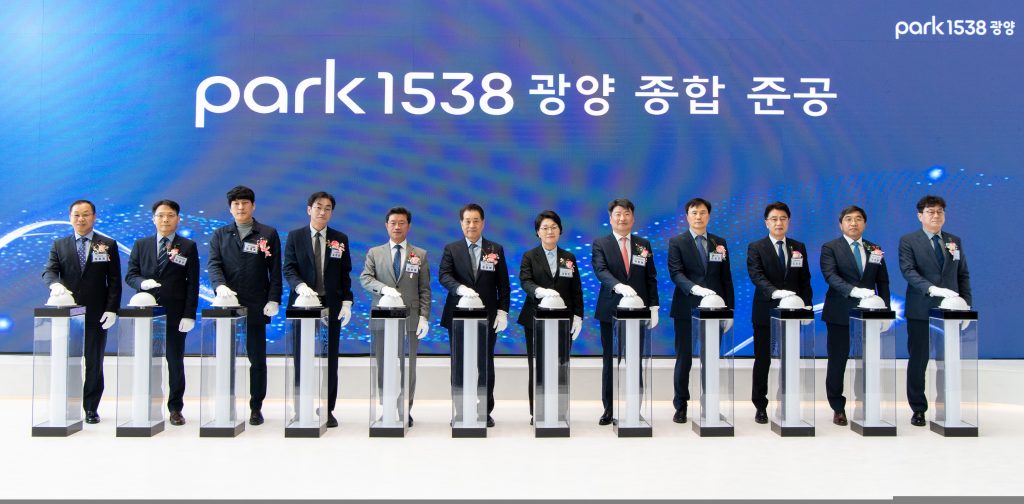 ▲A group photo was taken at the Park1538 Gwangyang opening ceremony (From left: Hee-min Jeong, President of POSCO E&C; Kyeong-geun Lee, Head of Yeosu Employment and Labor Office; Dae-won Choi, Chairperson of the Gwangyang City Council; Seong-ho Kim, Chairman of the POSCO Labor Union; In-hwa Jeong, Mayor of Gwangyang; In-hwa Jang, Chairman of POSCO Group; Hyang-yeop Kwon, Member of the National Assembly; Chang-hwan Park, Vice Governor of Jeollanam-do for Economic Affairs; Hee-geun Lee, President of POSCO; Tae-kyun Kim, Chairperson of the Jeollanam-do Provincial Council; Jin-man Park, Director of the Korea Industrial Complex Corporation; Chul-geun Kim, Representative of the POSCO Labor-Management Council).