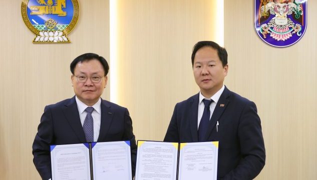 ▲ POSCO INTERNATIONAL signed an MOU with the city of Ulaanbaatar, Mongolia. From left: Chung Kyung-Jin, Head of Corporate Strategy and Finance Group at POSCO INTERNATIONAL, and T. Davaadalai, First Deputy Governor of Ulaanbaatar.