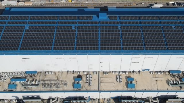 ▲ Solar power generation facility completed by POSCO Future M on the rooftop of its Gwangyang cathode material plant in 2024.