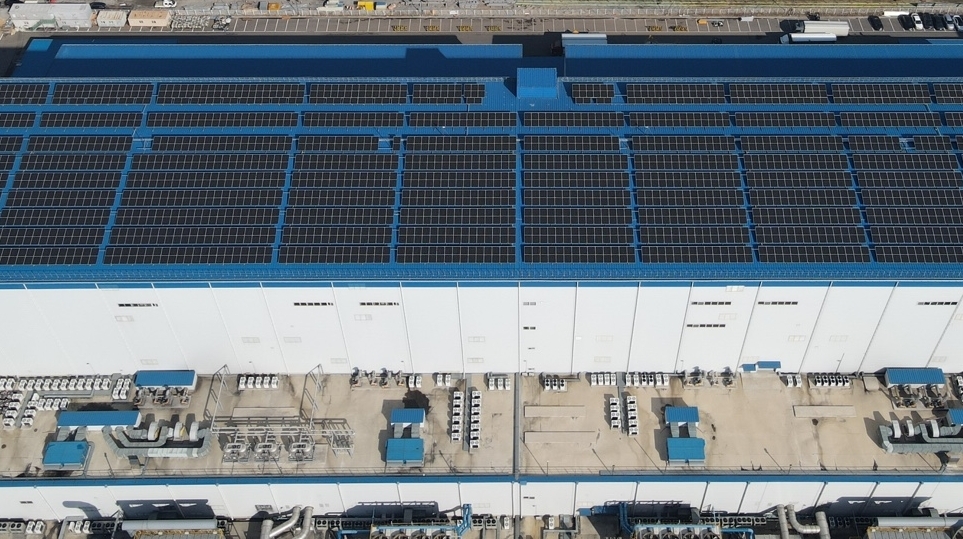 ▲ Solar power generation facility completed by POSCO Future M on the rooftop of its Gwangyang cathode material plant in 2024.