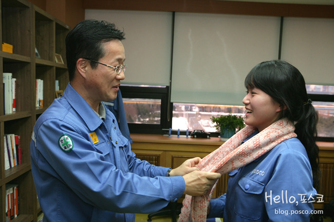 김현주 님께 따뜻한 목도리를 직접 감아주고 계세요. 포근포근 핑크색 목도리가 너무 잘 어울리네요