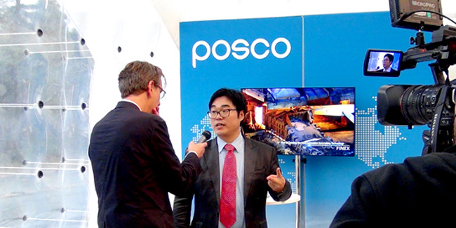 POSCO 신승준매닙저가 외신인터뷰를 하고 있다.