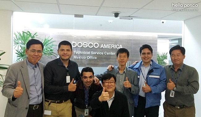 POSCO AMERICA Technical Service Center Mexico Office 엄지를 올리고 있는 직원 분들.