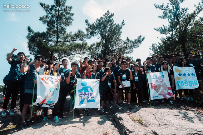 'Run to Learn' 이라는 체육활동을 하는 신입사원의 단체사진 