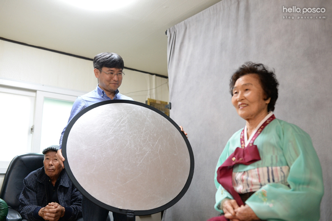 사진봉사단은 장수사진 촬영과 한부모 · 다문화가정의 가족사진을 촬영하는 활동을 진행하고 있다.