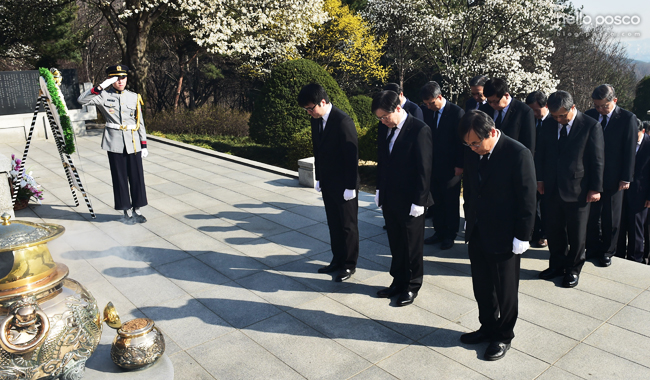 참배 후에는 박 명예회장 묘소가 있는 17묘역, 포스코와 자매결연한 15묘역에서 총 1550여 기의 묘비를 닦고 헌화(獻花)를 진행