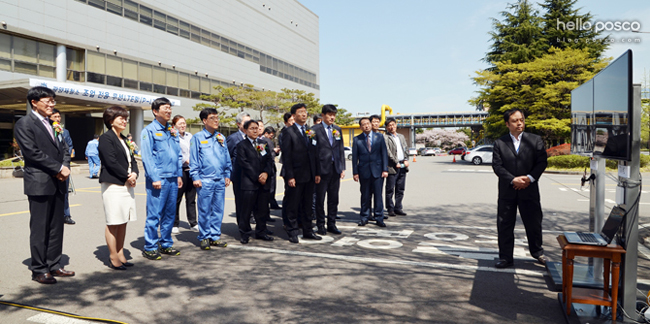 광양제철소 개통식에서 스마트폰으로 현장에 작업지시를 내린 후 결과를 실시간 확인하는 모습