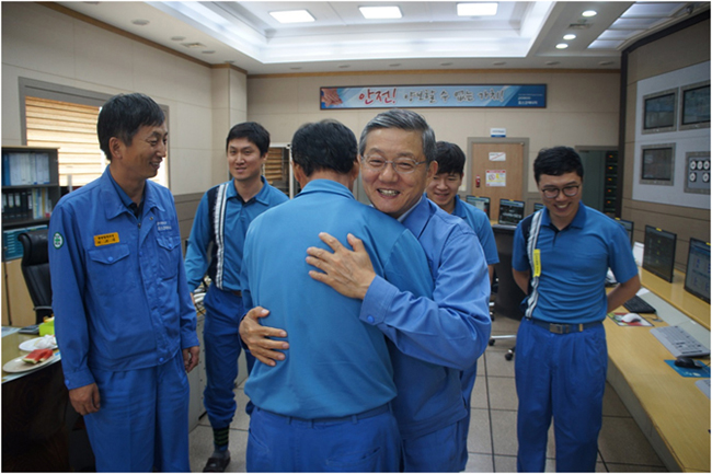 윤동준 사장이 7월 26일 광양부생가스복합발전소를 방문해 대수리완료 현장을 둘러보고 직원들의 노고에 감사를 표했다.