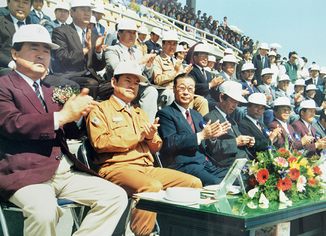 1994년 제26회 광양 시민의날 행사에 참석한 서정복 광양시의회 의장, 김종진 포스코 사장, 김재호 국회의원, 박복만 전 면장, 김찬기 부의장, 서찬규 의원, 강한채 의원(왼쪽부터).