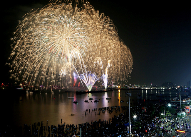 제 13회 포항국제불빛축제가 열린 7월 30일 포항 영일대해수욕장에서 관람객들이 불꽃쇼를 지켜보고 있다.