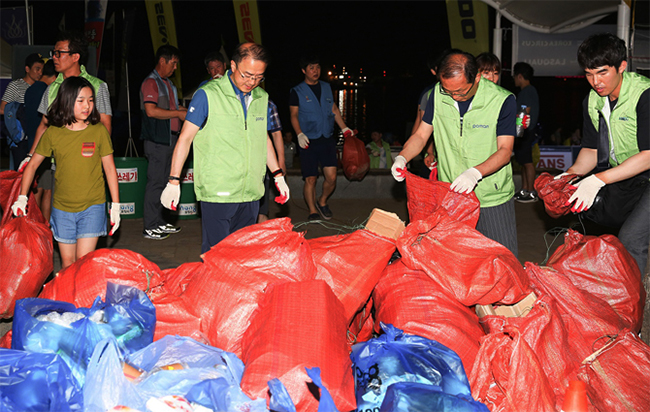 포스코패밀리 봉사단 400여 명의 임직원들이 '제13회 포항국제불빛축제'에 자원봉사자로 참여해 순조로운 행사준비와 마무리를 도왔다.