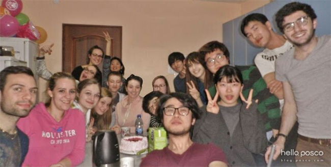 러시아 교환학생 당시의 친구들과 양희빈 인턴의 사진 