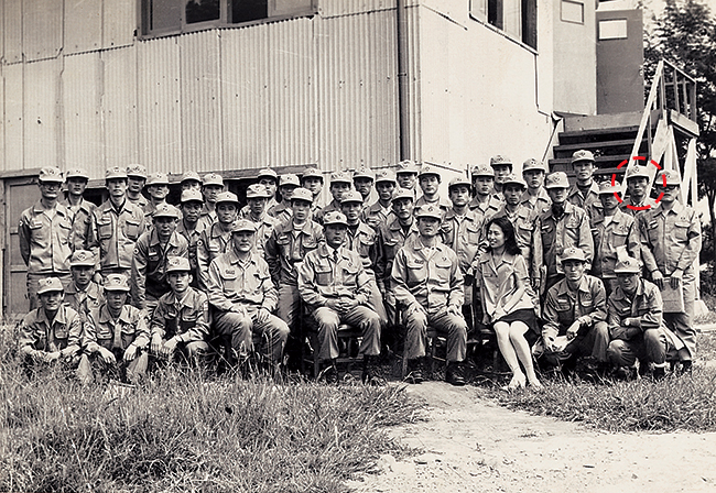 김일학 전 기성은 쌍용시멘트에서 약 8년간 근무한 후 1972년 8월 30일 부로 포스코에 입사했다. 당시 연수원이 위치해 있었던 현재 홍보센터 자리에서 김일학 기성(동그라미)이 경력사원 동기들과 기념촬영을 하고 있다.