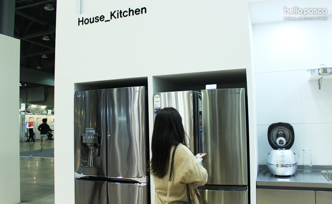 House_Kitchen 여성이 냉장고 2대와 밥솥을 보고있다.