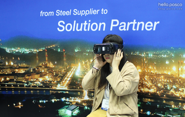 from Steel Supplier to Solution Partner  참여자가 VR을 하고있는 모습