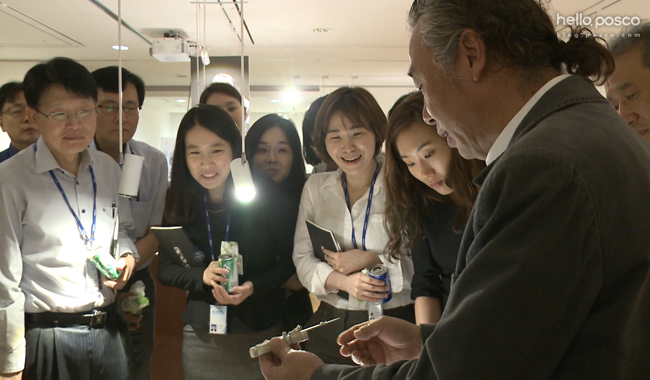박종군 장인이 만남의 시간을 함께 한 포스코그룹 직원들에게 장도를 직접 보여주며 설명하고 있다.