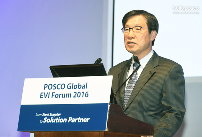 권오준 회장이 11월 1일 인천 송도 컨벤시아에서 열린 글로벌 EVI 포럼에서 미래의 솔루션마케팅  방향에 대해 연설하는 모습 posco Global EVI Forum 2016 from Steel Supplier to Solution Partner