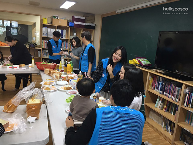 아이들과 함께 즐거운 시간을 보내는 중이다.