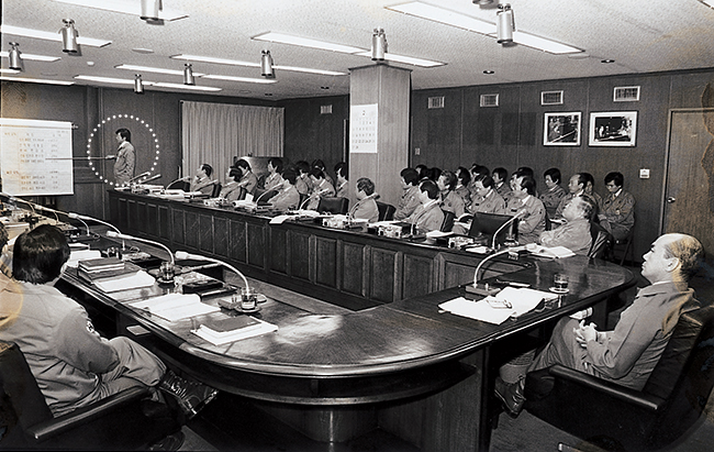 김광호 전 상임감사(동그라미)가 1974년 무렵 열렸던 사운영회의에 참석해 박태준 사장 앞에서 공정별 원가에 대해 발표하고 있는 모습.